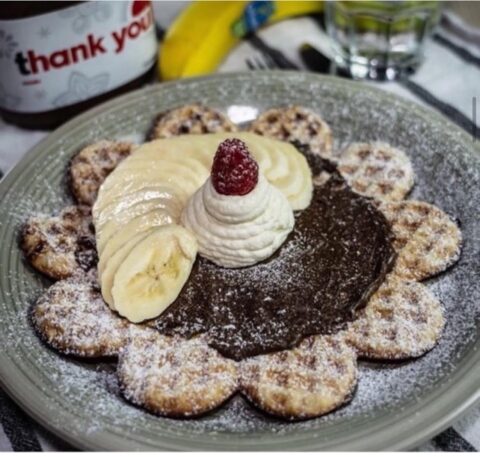 Dessertvåffla med banan, grädde och chokladsås